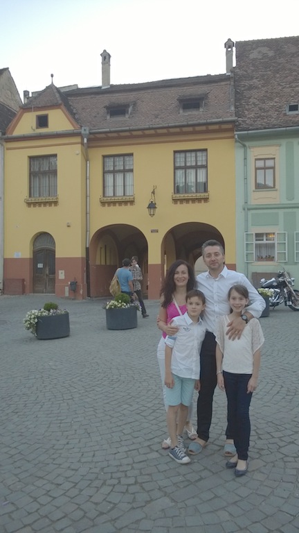 Anca, Elina, Matias ja Mircea Sighișoarassa