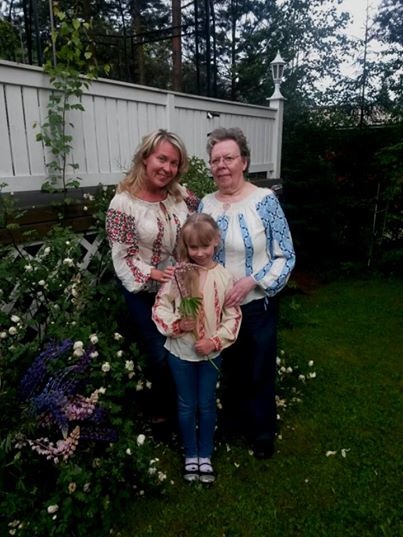 Anja sărbătorind Ziua Universală a Iei în Finlanda, împreună cu fiica și nepoata